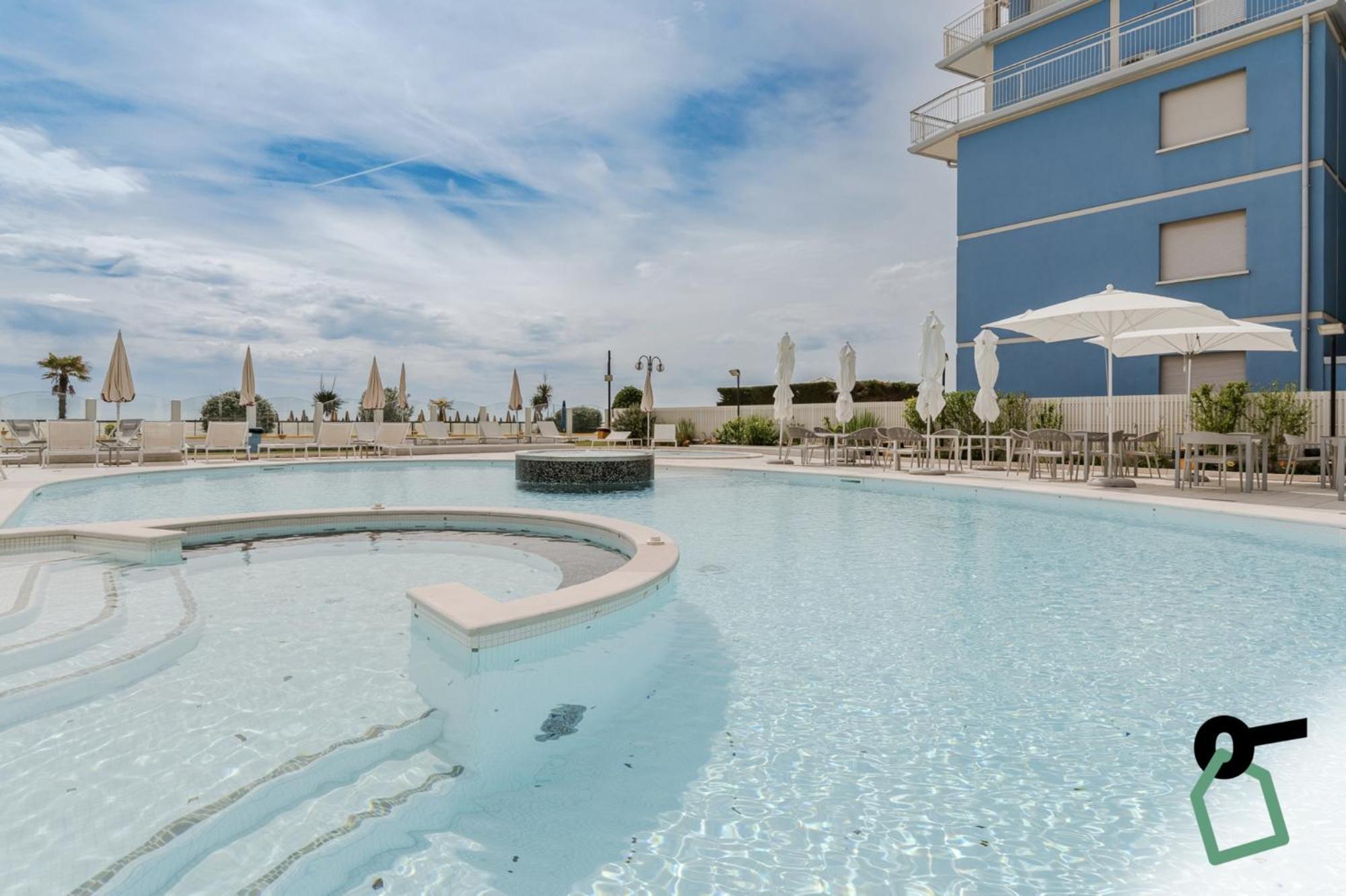 Hotiday Hotel Jesolo Spiaggia Exterior photo